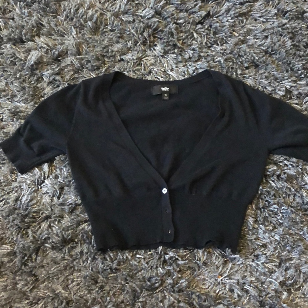 Super cute black v-neck buttoned up crop top